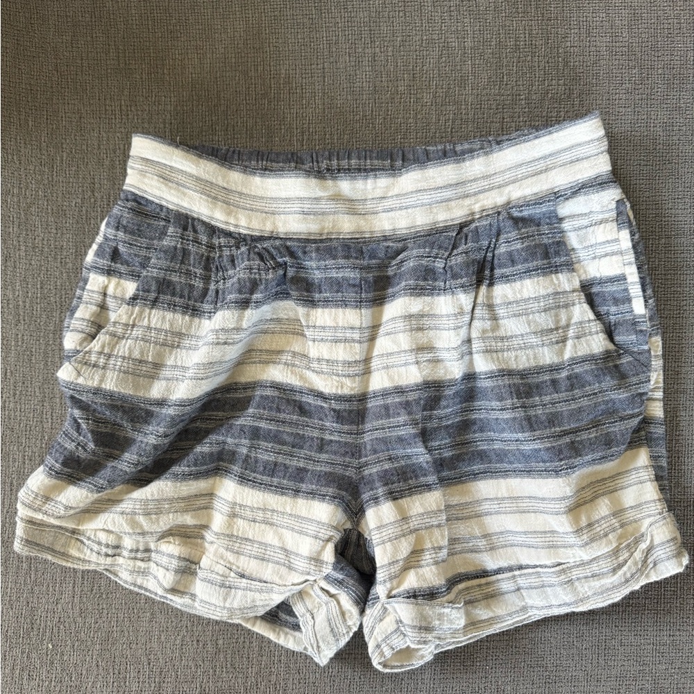 LAWLESS Gray and White Bermuda Shorts with Elastic Waistband